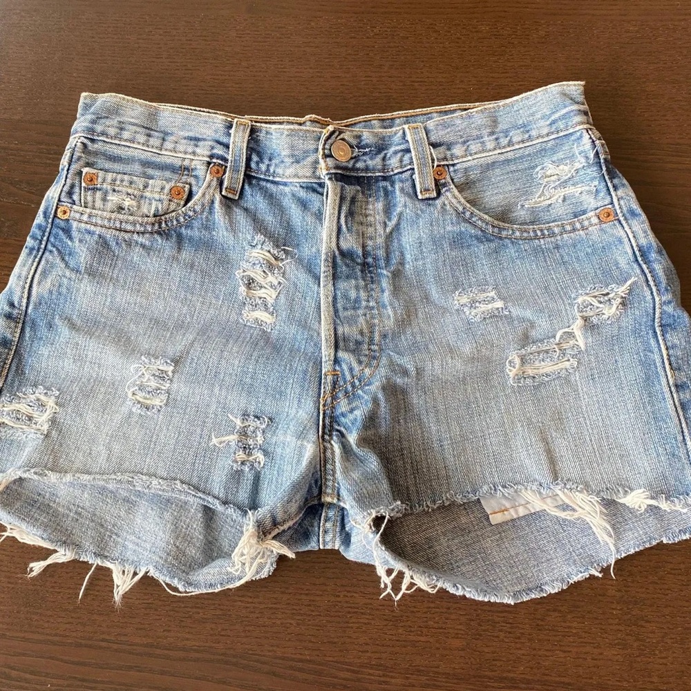 Levi’s distressed denim shorts size 30